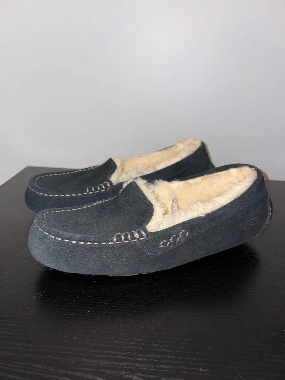 UGG Ansley Black Suede Sheepskin Lined Moccasin Slippers Women’s 9
